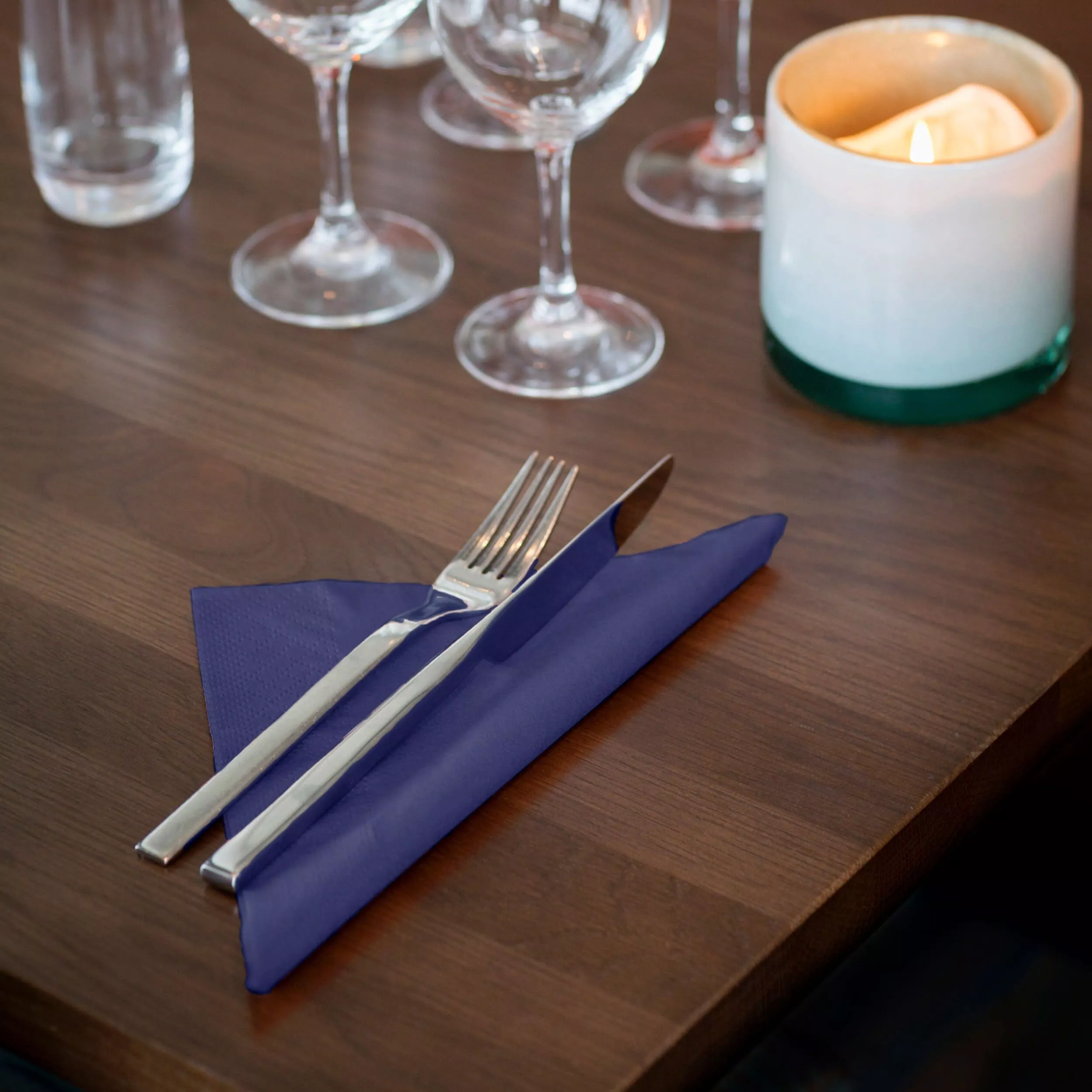 Tork Dinnerservietten Dunkelblau, 1/4-Falz, 2‑lagig, 40 cm × 39 cm, 12 × 150 Servietten, 478756