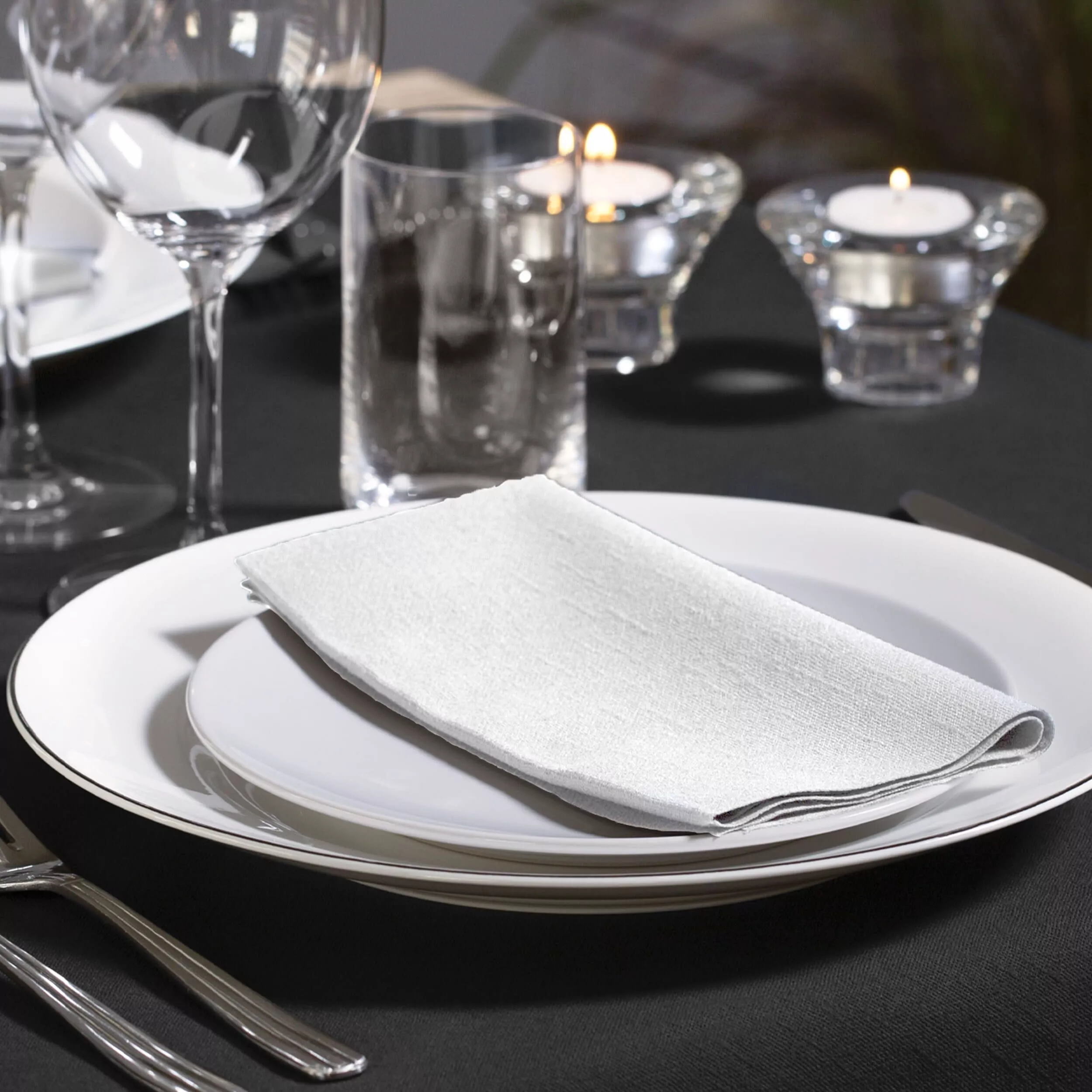 Tork Soft Dinnerservietten Weiß, 1/8‑Falz, 3‑lagig, 39 cm × 39 cm, 12 × 100 Servietten, 477579