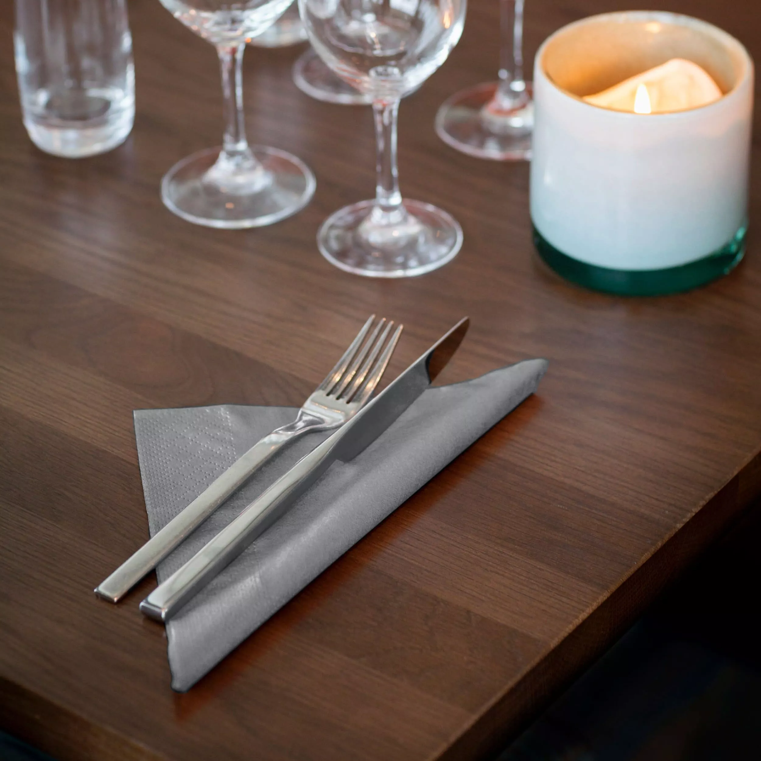 Tork Dinnerservietten Grau, 1/4-Falz, 2‑lagig, 40 cm × 39 cm, 12 × 150 Servietten, 478762