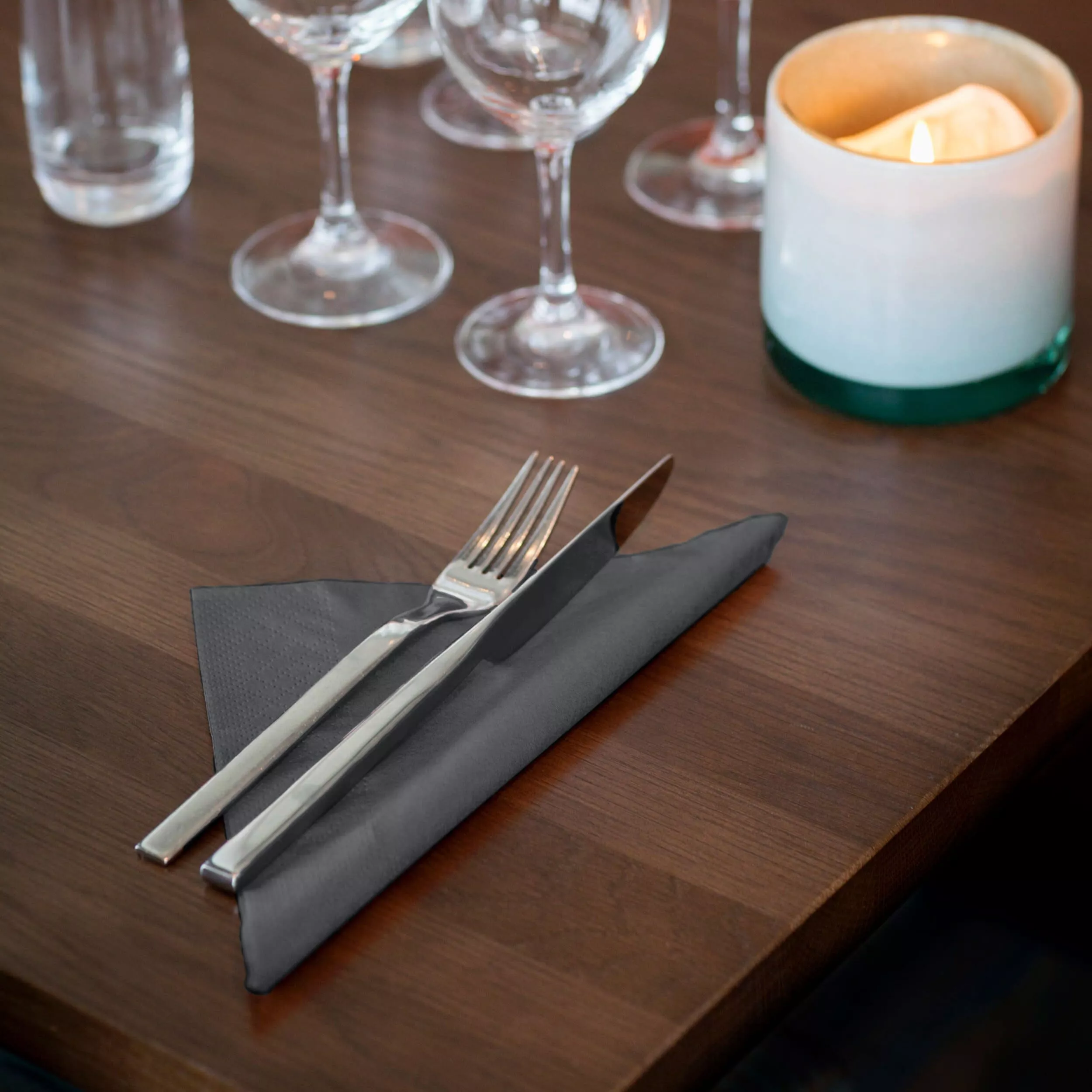 Tork Soft Dinnerservietten Anthrazit, 1/4‑Falz, 3‑lagig, 40 cm × 39 cm, 12 × 100 Servietten, 509401