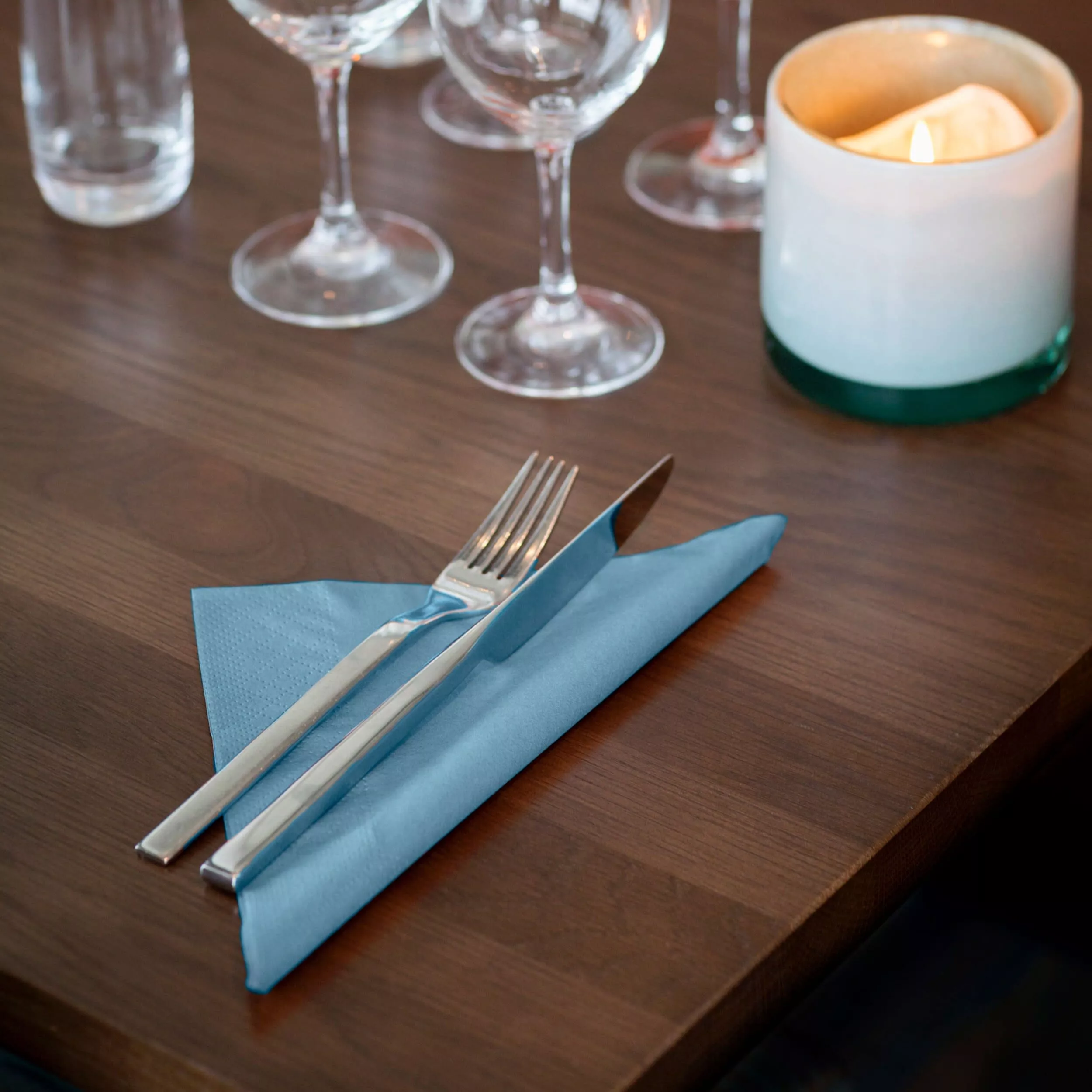 Tork Dinnerservietten Hellblau, 1/4-Falz, 2‑lagig, 40 cm × 39 cm, 12 × 150 Servietten, 477905