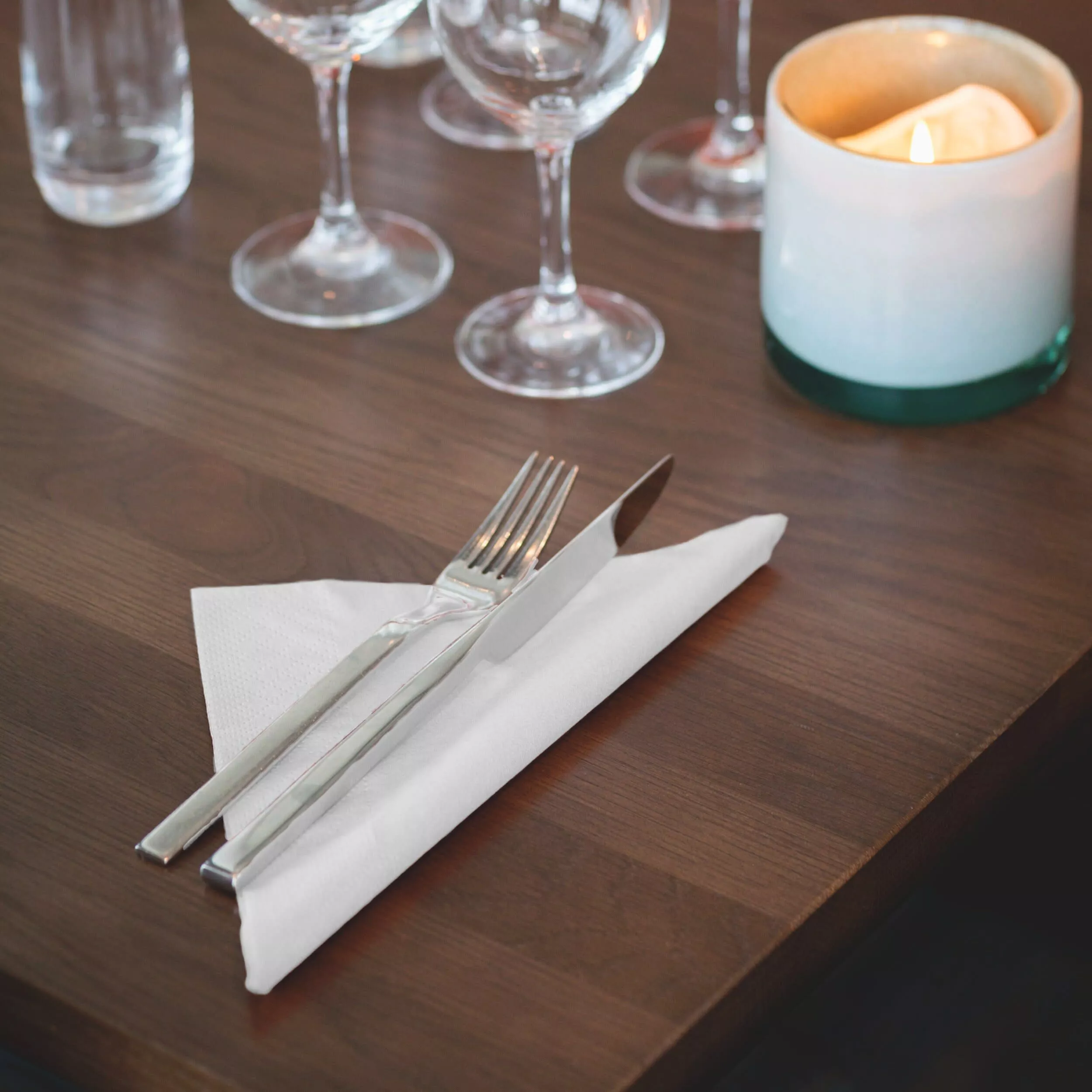 Tork Soft Dinnerservietten Weiß, 1/4‑Falz, 3‑lagig, 40 cm × 39 cm, 12 × 100 Servietten, 477577