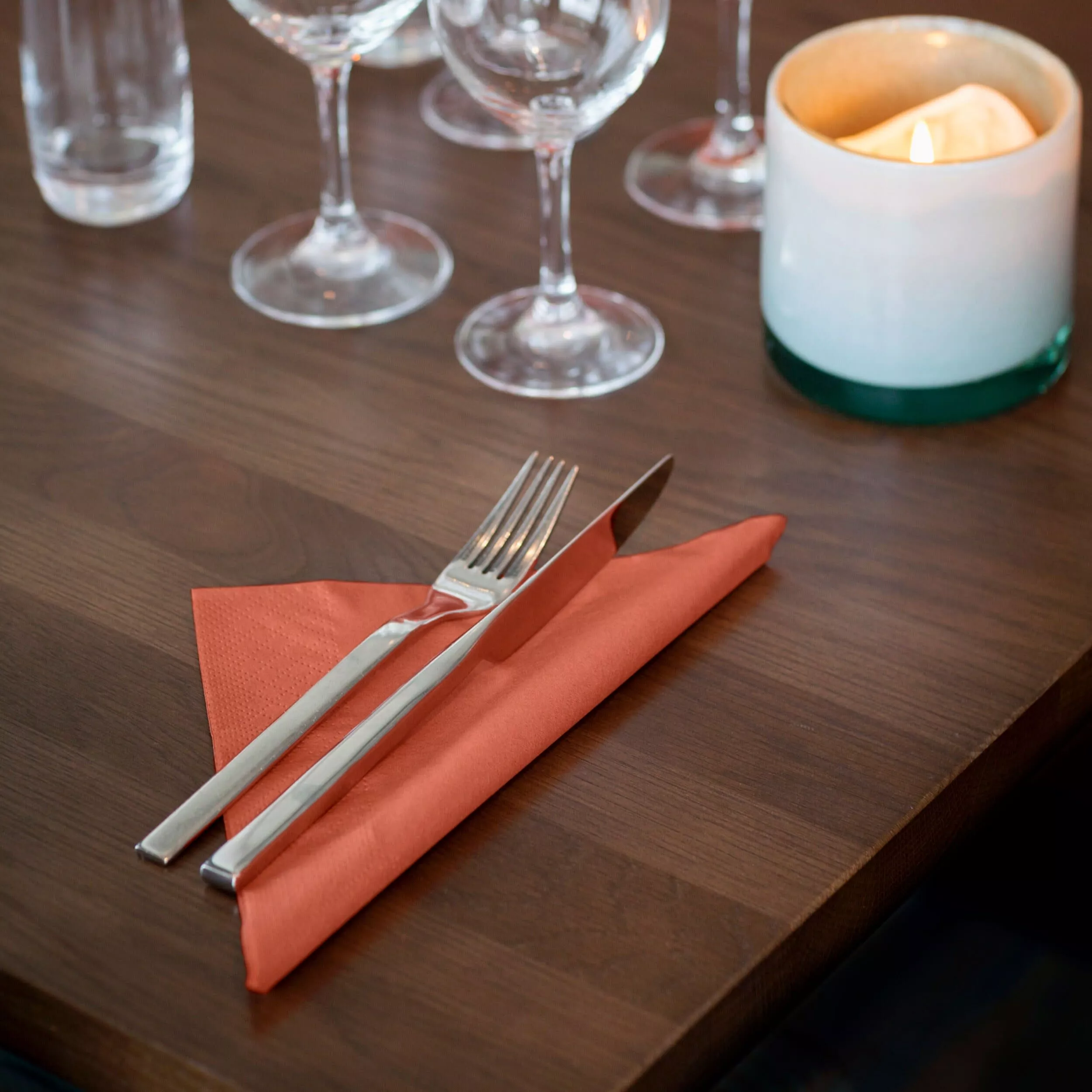 Tork Soft Dinnerservietten Terracotta, 1/4‑Falz, 3‑lagig, 40 cm × 39 cm, 12 × 100 Servietten, 477601