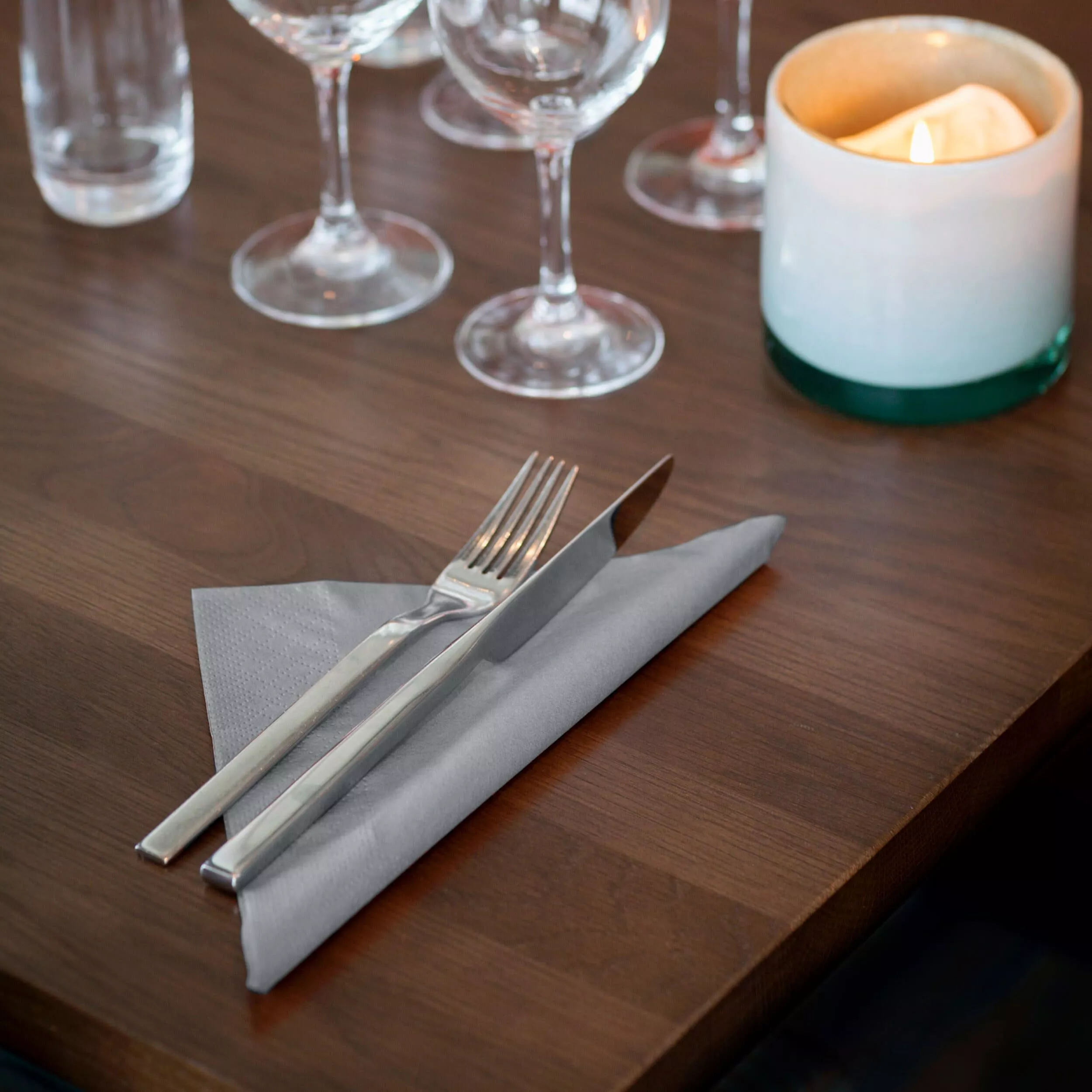 Tork Soft Dinnerservietten Grau, 1/4‑Falz, 3‑lagig, 40 cm × 39 cm, 12 × 100 Servietten, 477673