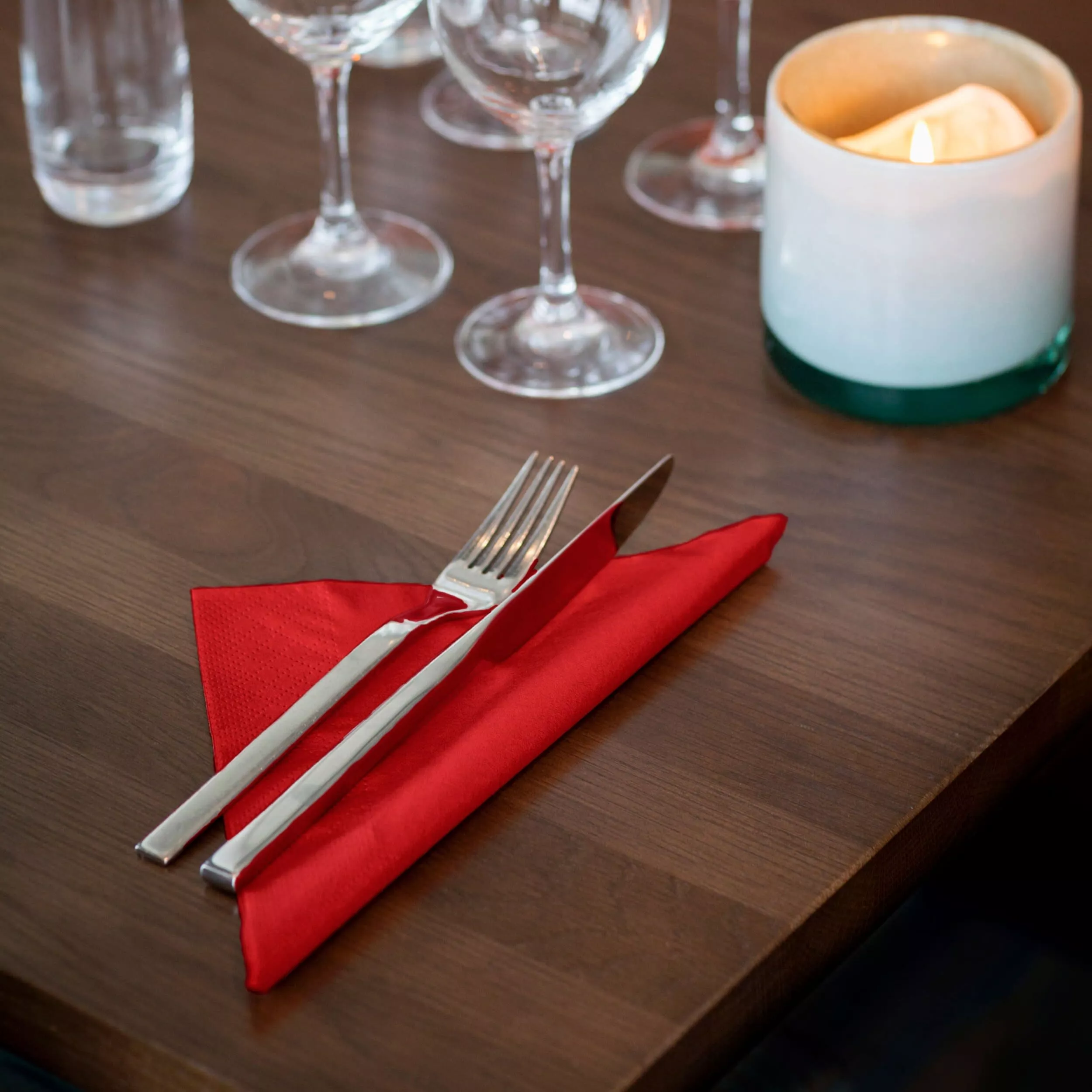 Tork Dinnerservietten Rot, 1/4-Falz, 2‑lagig, 40 cm × 39 cm, 12 × 150 Servietten, 478752