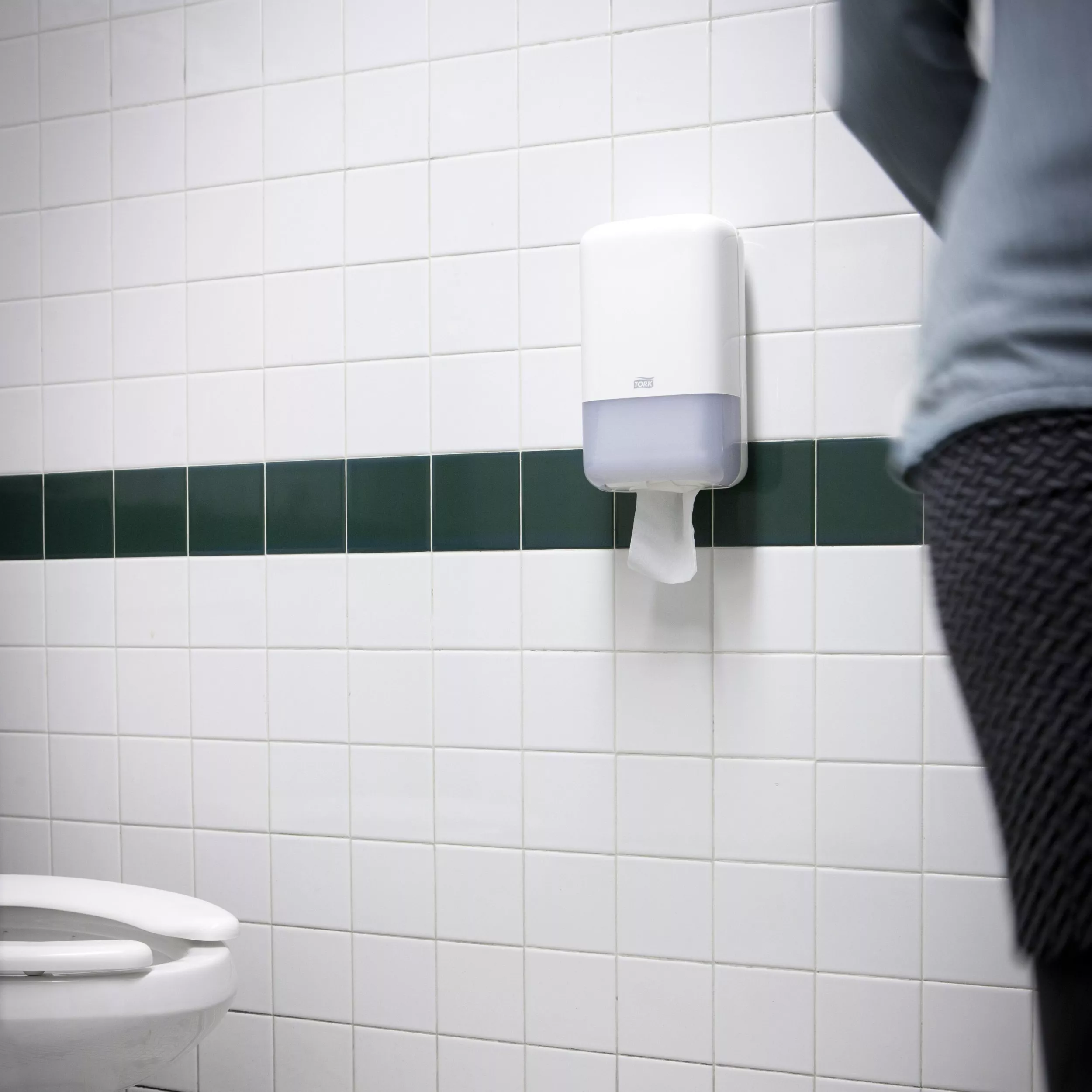 Tork T3 Einzelblatt-Toilettenpapierspender Weiß, Kompakt, Elevation Linie, 556000 (x12)